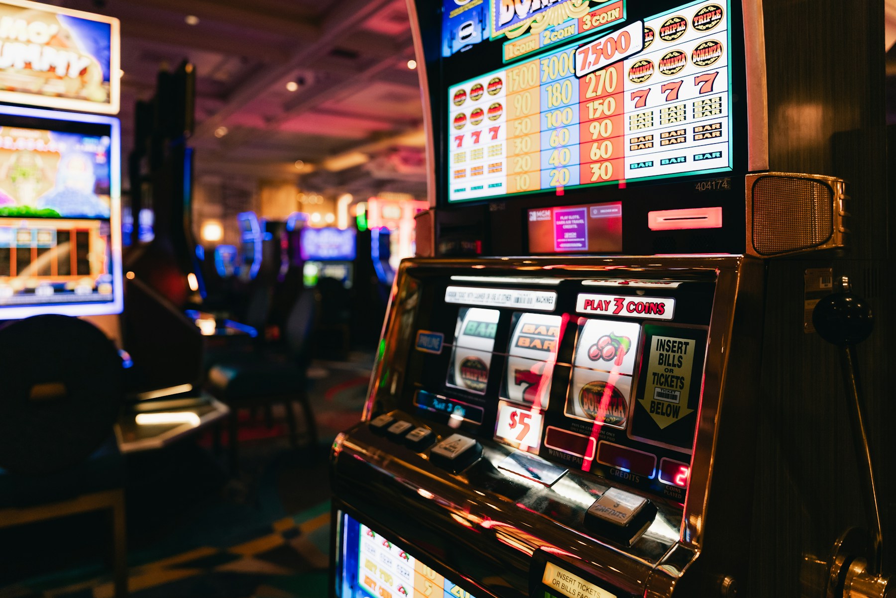 Dãy máy slot trong không gian giải trí