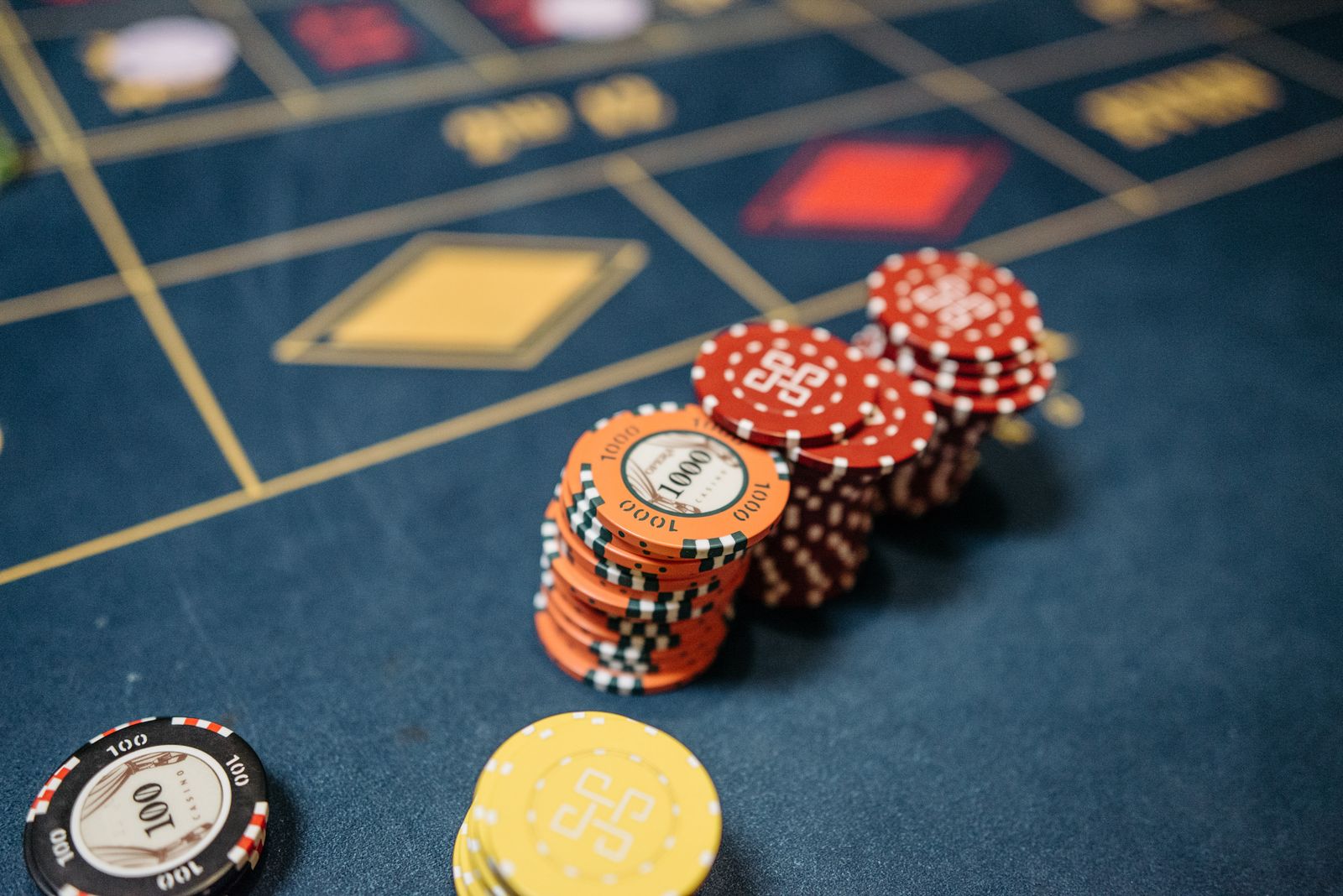 Bàn chơi casino với chip minh họa