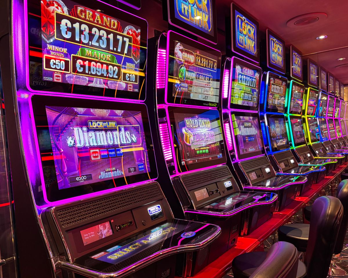 Dãy máy slot sáng đèn neon