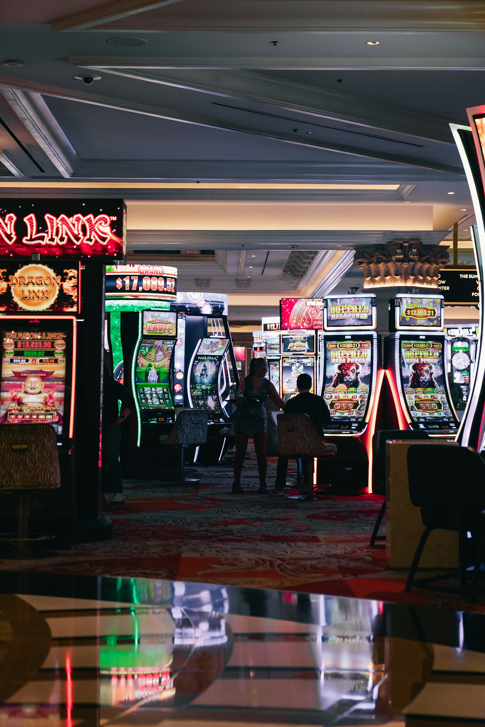 Sảnh máy slot đông người